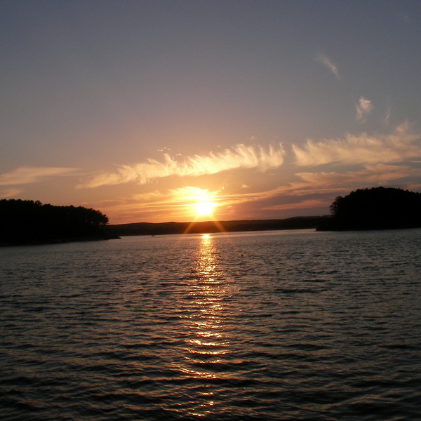 Coucher de soleil sur le lac marin orig