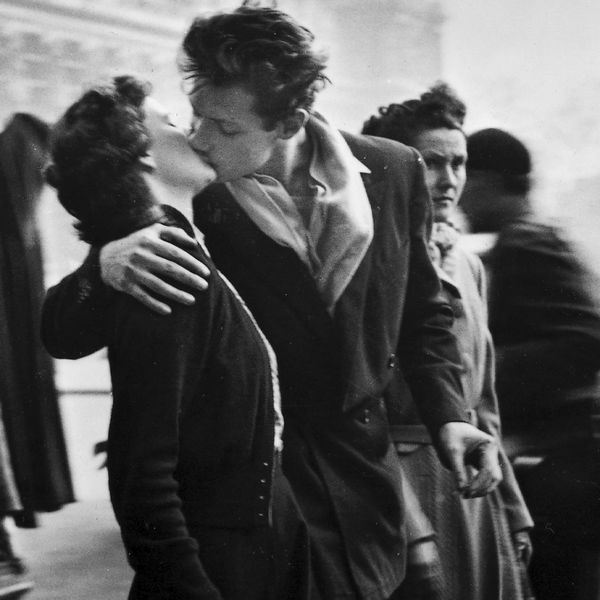  black and white photo of lovers in paris 054302 