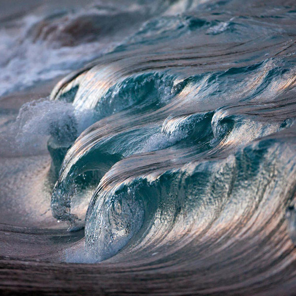 Un photographe fige dans le temps la beaute epoustouflante des vagues1